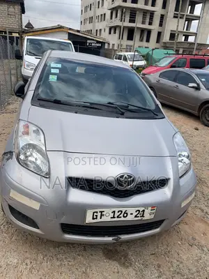 Toyota Vitz 2010 Silver