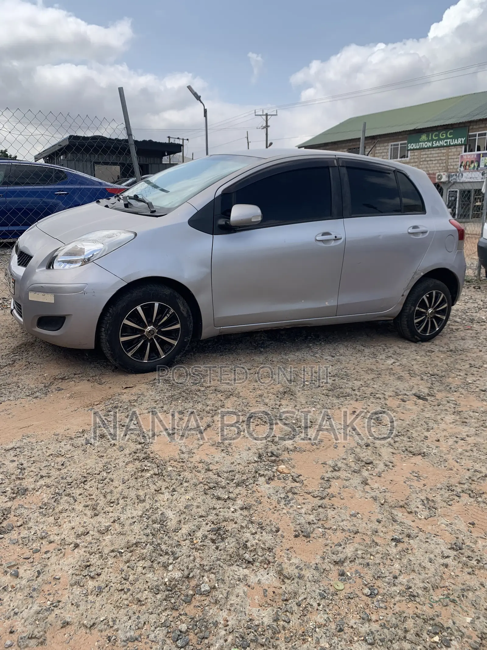 Toyota Vitz 2010 Silver
