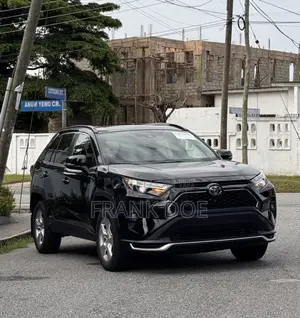 Toyota RAV4 XLE 2022 Blue