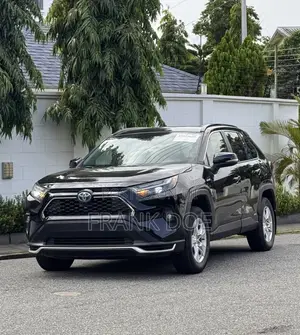 Toyota RAV4 XLE 2022 Blue