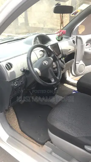 Toyota Sienta 1.5 AWD 2013 Silver