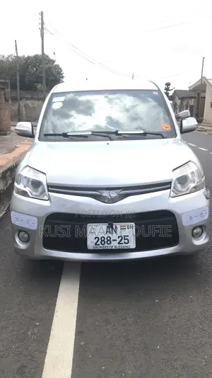 Toyota Sienta 1.5 AWD 2013 Silver