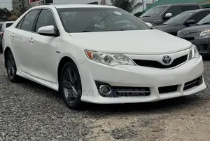 Toyota Camry SE Sport 4dr Sedan w/Prod. End 11/13 (2.5L 4cyl 6A) 2014