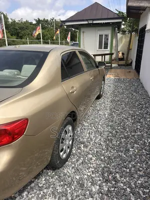Toyota Corolla LE 4dr Sedan (1.8L 4cyl 4A) 2010 Gold