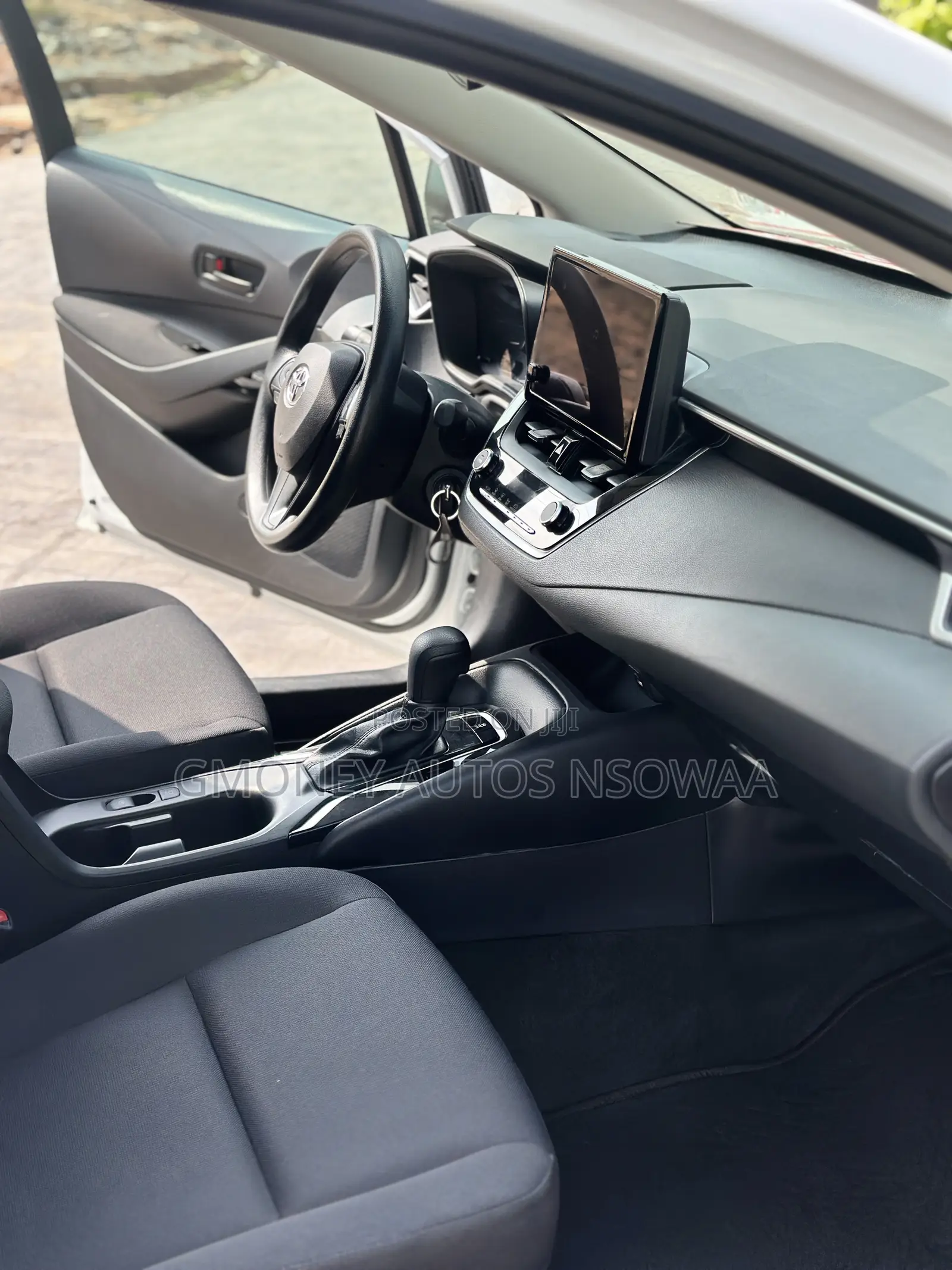 Toyota Corolla LE 2021 White