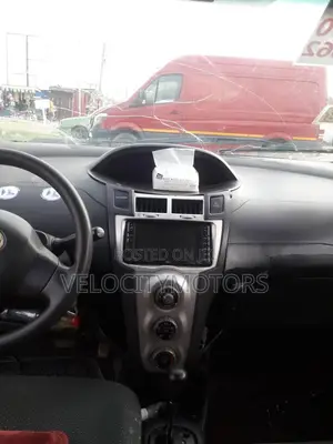 Toyota Vitz 1.3 FWD 5dr 2010 Gray