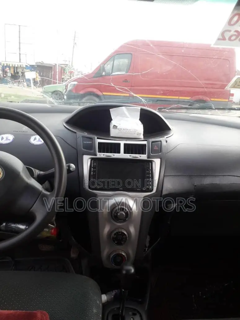 Toyota Vitz 1.3 FWD 5dr 2010 Gray