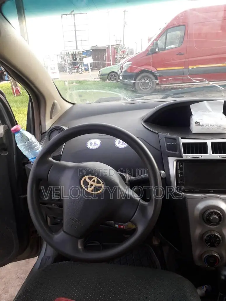 Toyota Vitz 1.3 FWD 5dr 2010 Gray