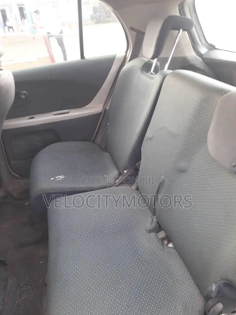 Toyota Vitz 1.3 FWD 5dr 2010 Gray