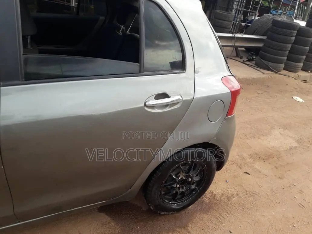 Toyota Vitz 1.3 FWD 5dr 2010 Gray