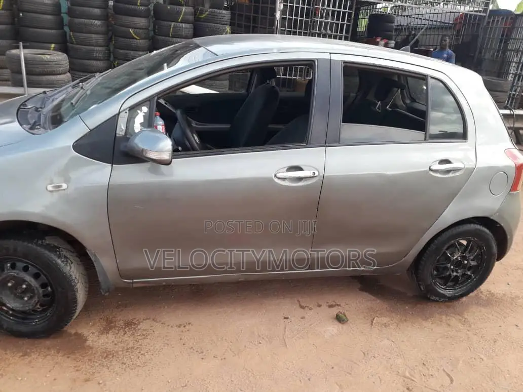 Toyota Vitz 1.3 FWD 5dr 2010 Gray
