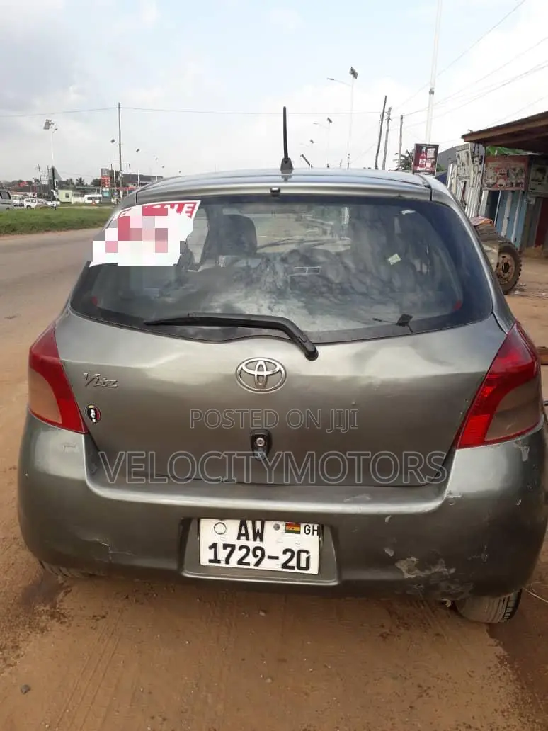 Toyota Vitz 1.3 FWD 5dr 2010 Gray