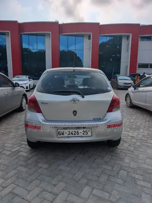 Toyota Vitz 1.3 FWD 3dr 2010 Silver