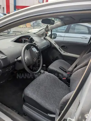 Toyota Vitz 1.3 FWD 3dr 2010 Silver