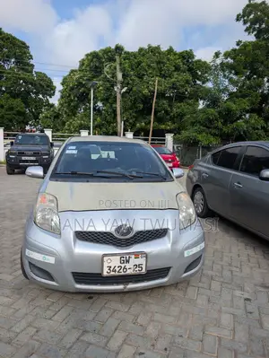 Toyota Vitz 1.3 FWD 3dr 2010 Silver