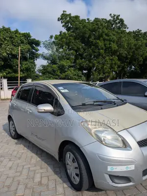 Toyota Vitz 1.3 FWD 3dr 2010 Silver
