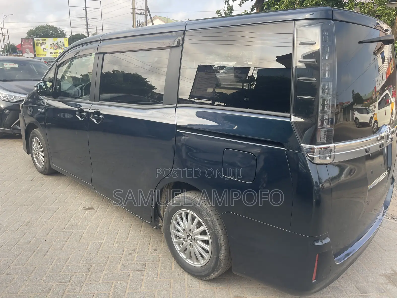 Toyota Voxy Hybrid V 2WD 7-Seater 2015 Black