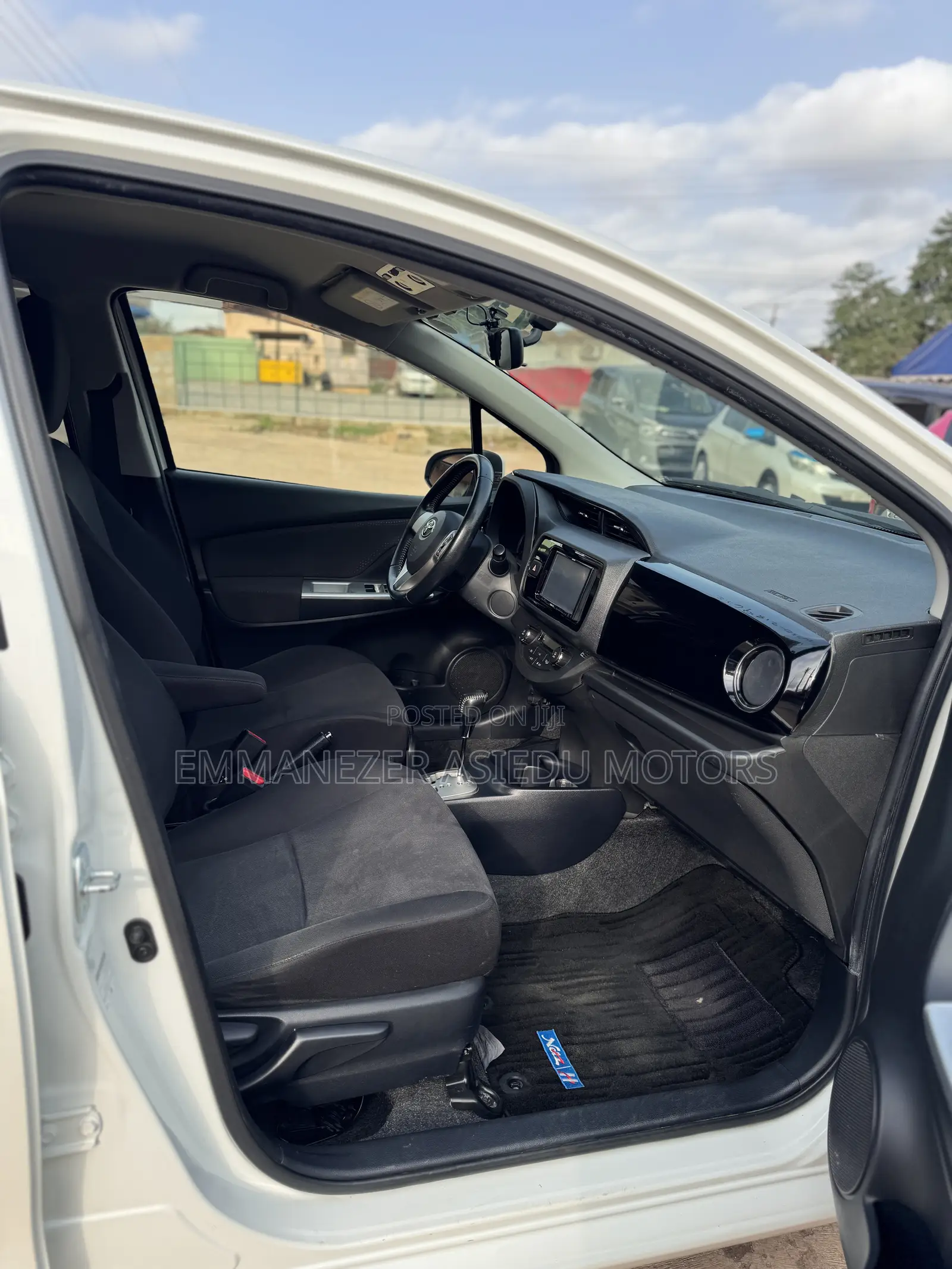 Toyota Vitz 1.3 FWD 5dr 2015 Pearl