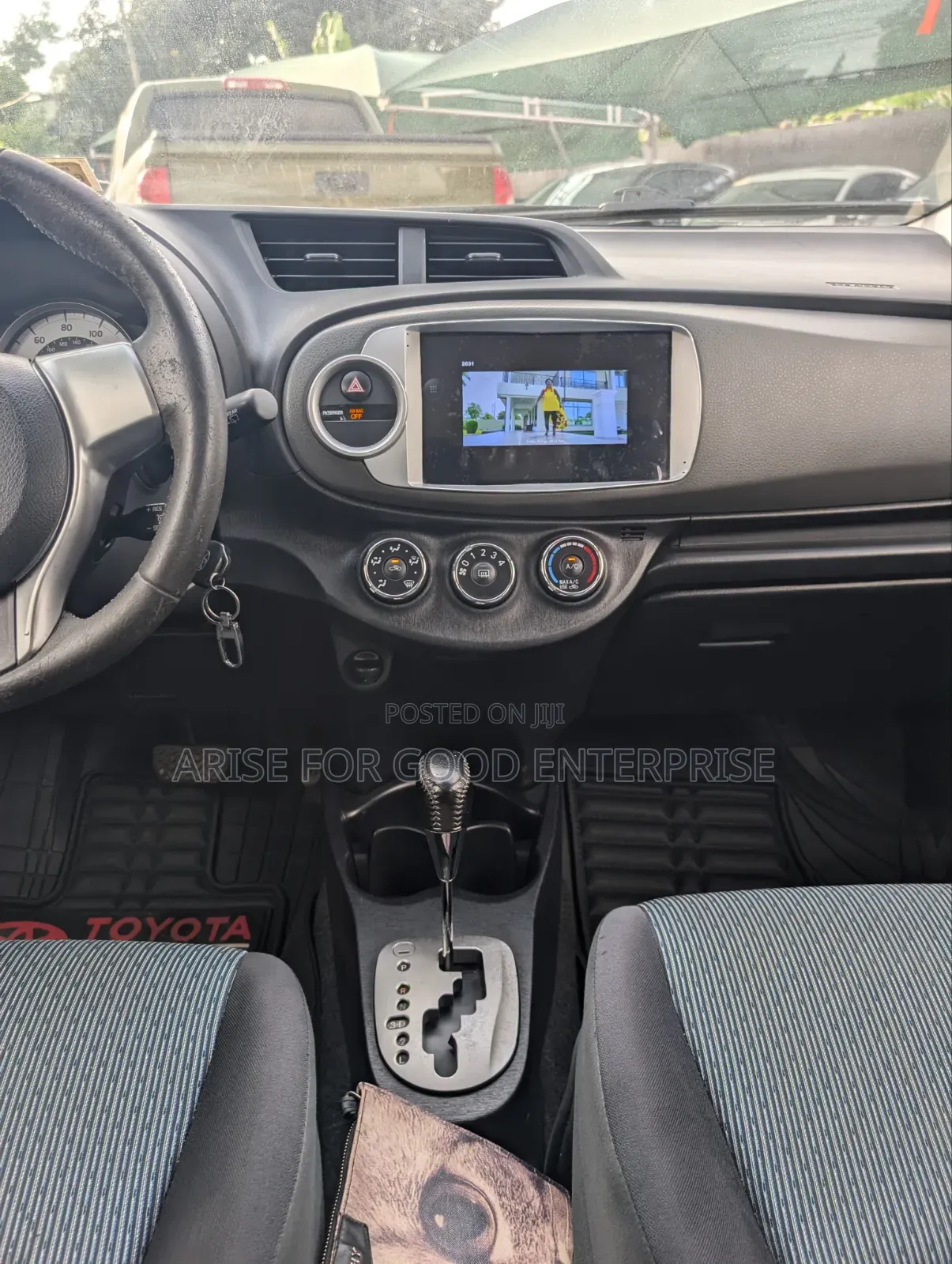 Toyota Yaris SE Hatchback 5dr 2013 Silver