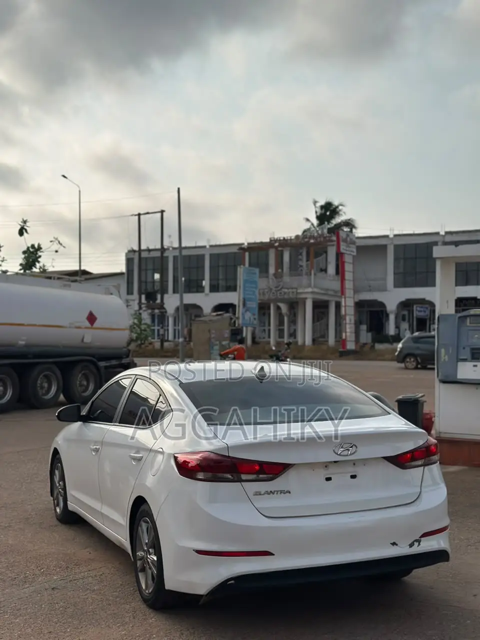 Hyundai Elantra SE Sedan FWD (2.0L 4cyl 6M) 2017 White