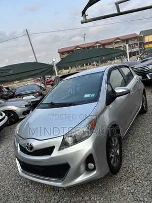 Toyota Yaris SE Hatchback 5dr 2013 Silver