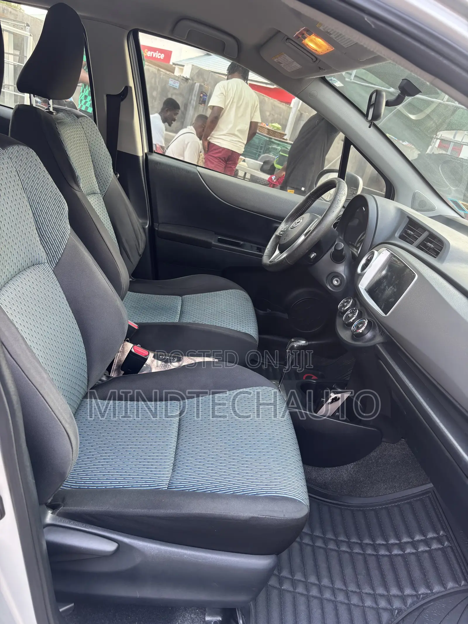 Toyota Yaris SE Hatchback 5dr 2013 Silver