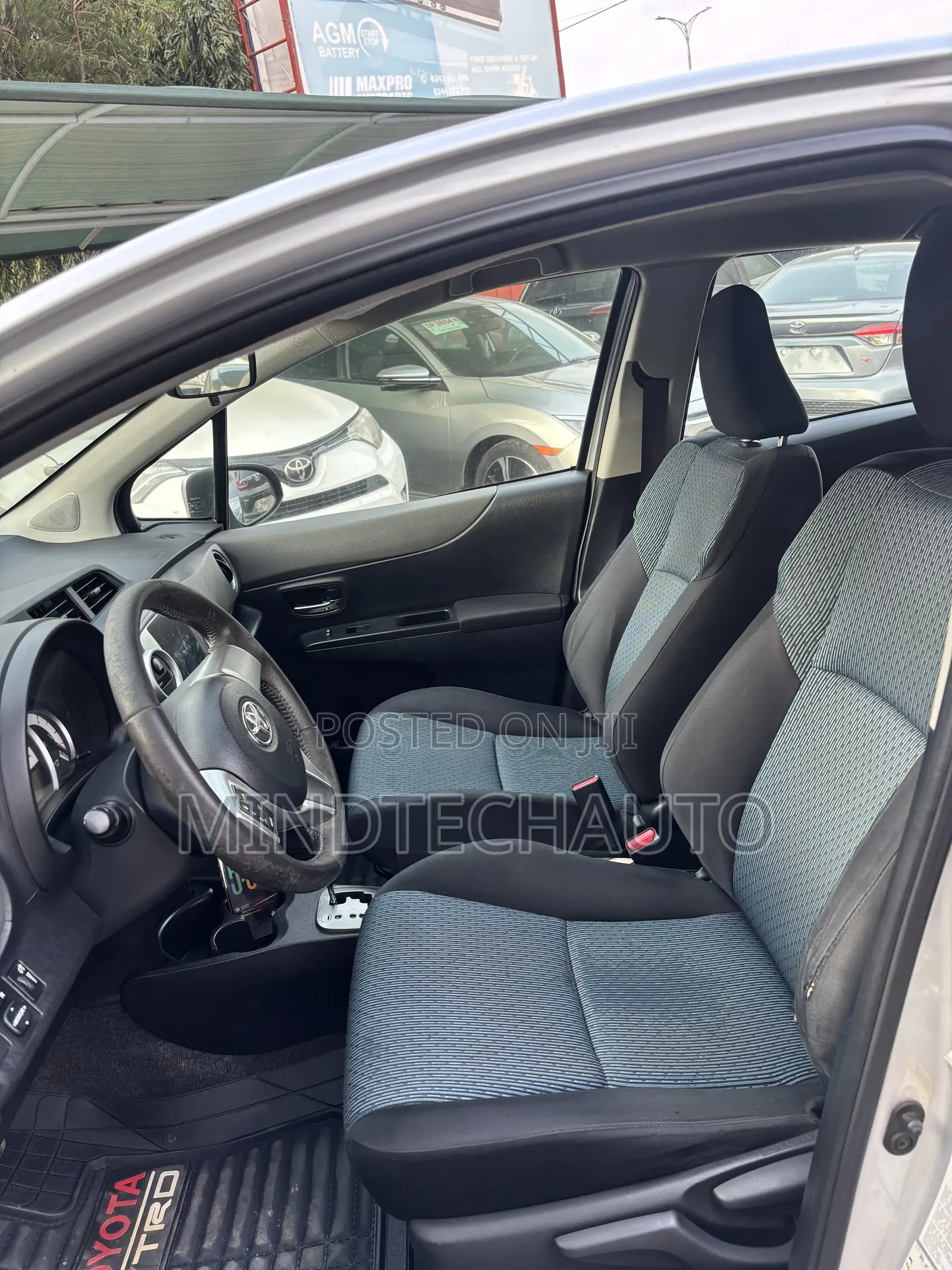 Toyota Yaris SE Hatchback 5dr 2013 Silver