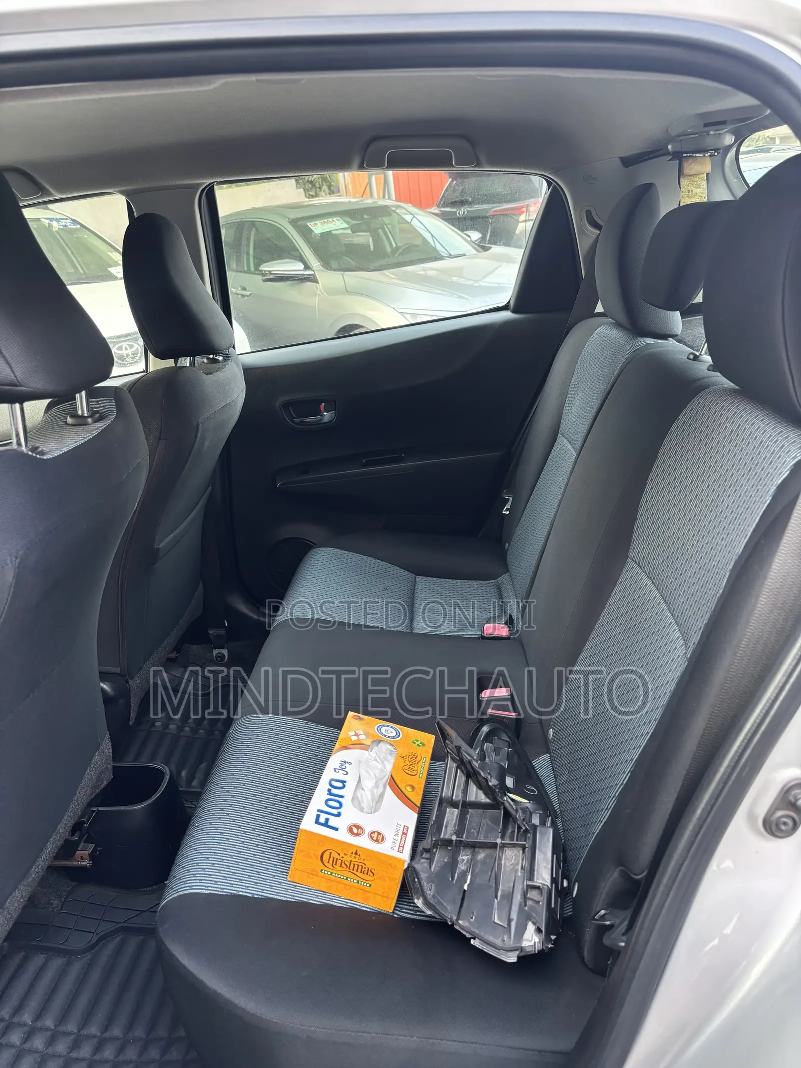 Toyota Yaris SE Hatchback 5dr 2013 Silver