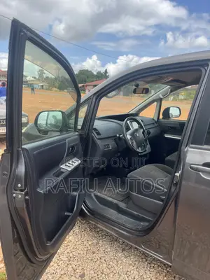 Toyota Voxy 2012