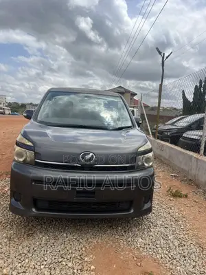 Toyota Voxy 2012