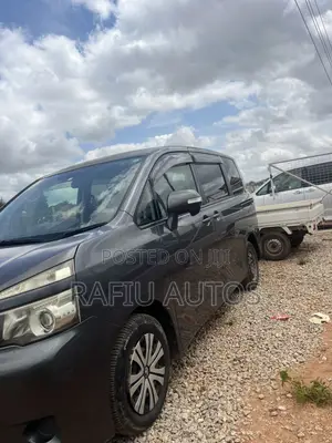 Toyota Voxy 2012
