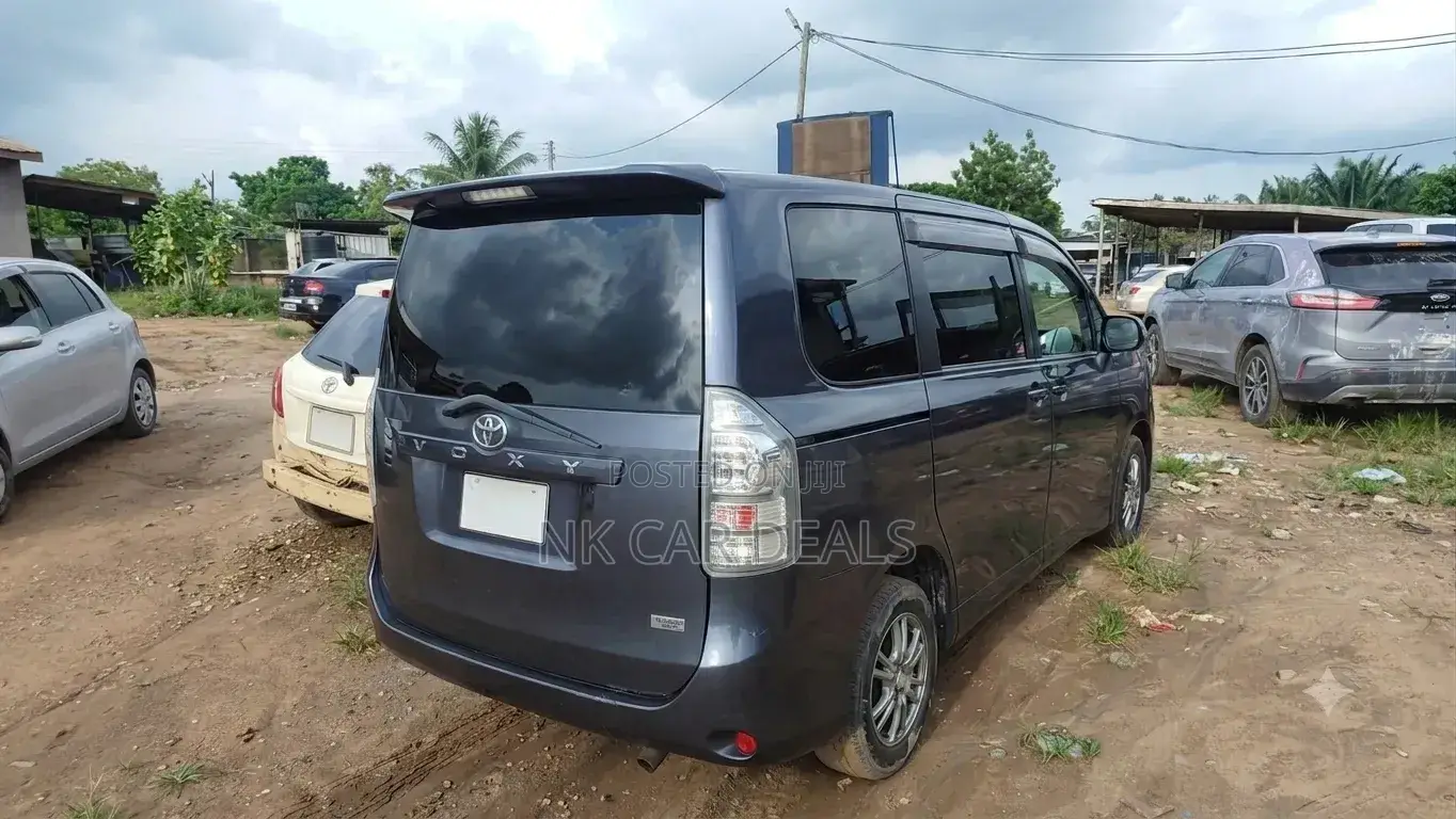 Toyota Voxy 2012