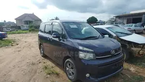 Toyota Voxy 2012