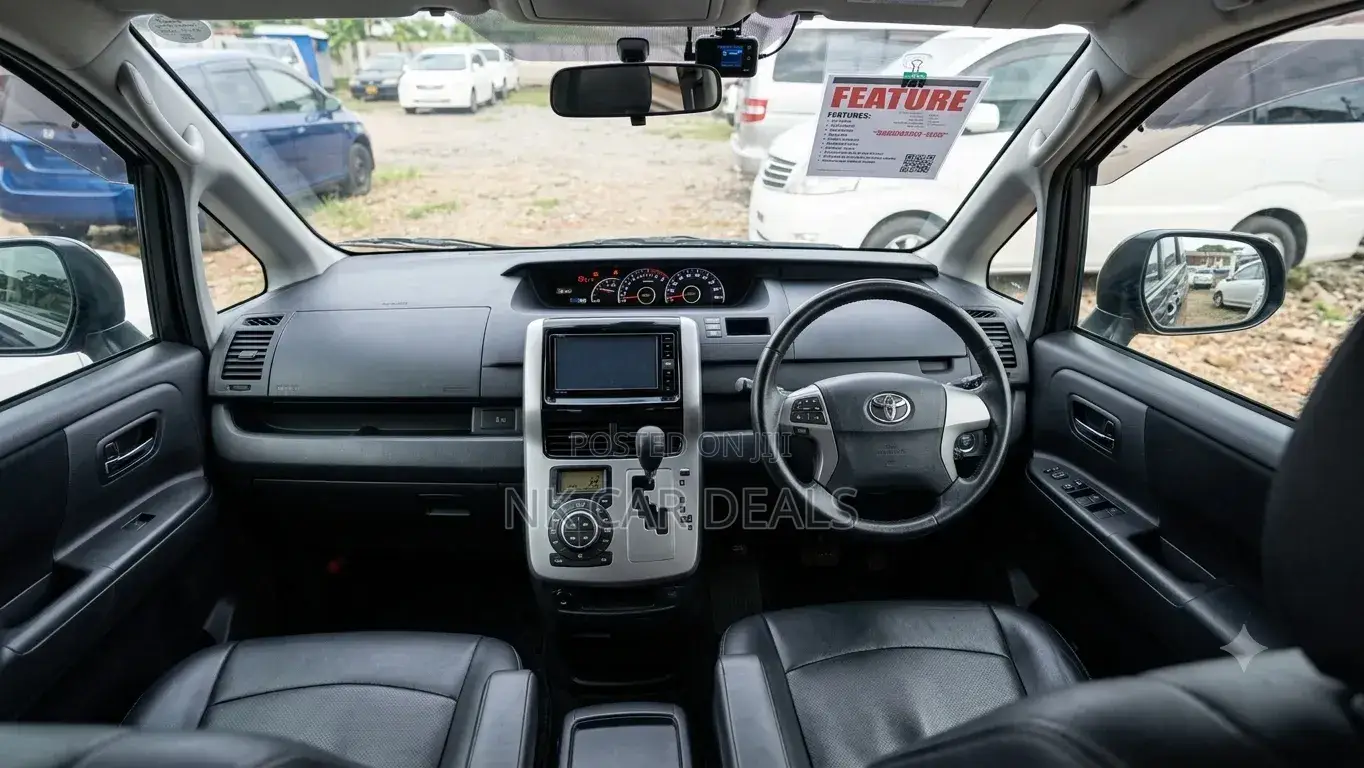 Toyota Voxy 2012
