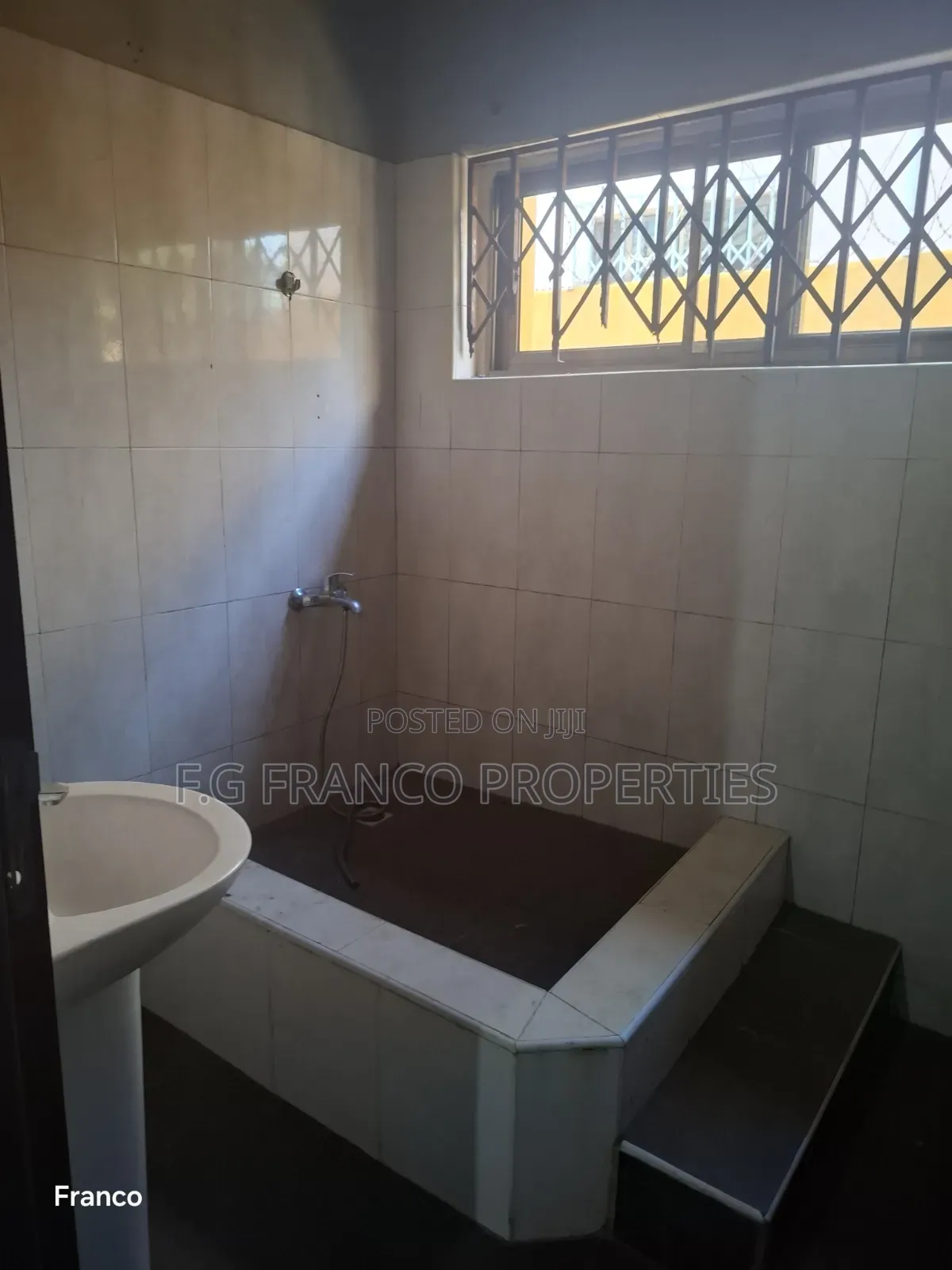 4bdrm House in Kg Franco Properties, Baatsona Total for sale