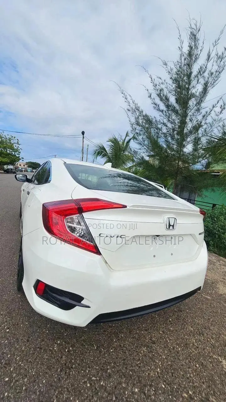 Honda Civic EX 4dr Hatchback (1.5L 4cyl) 2017 White