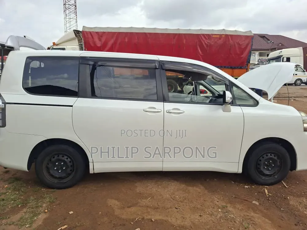Toyota Voxy 2013 White