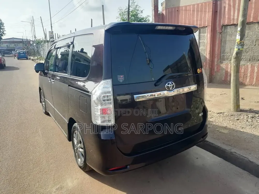 Toyota Voxy 2013 Black