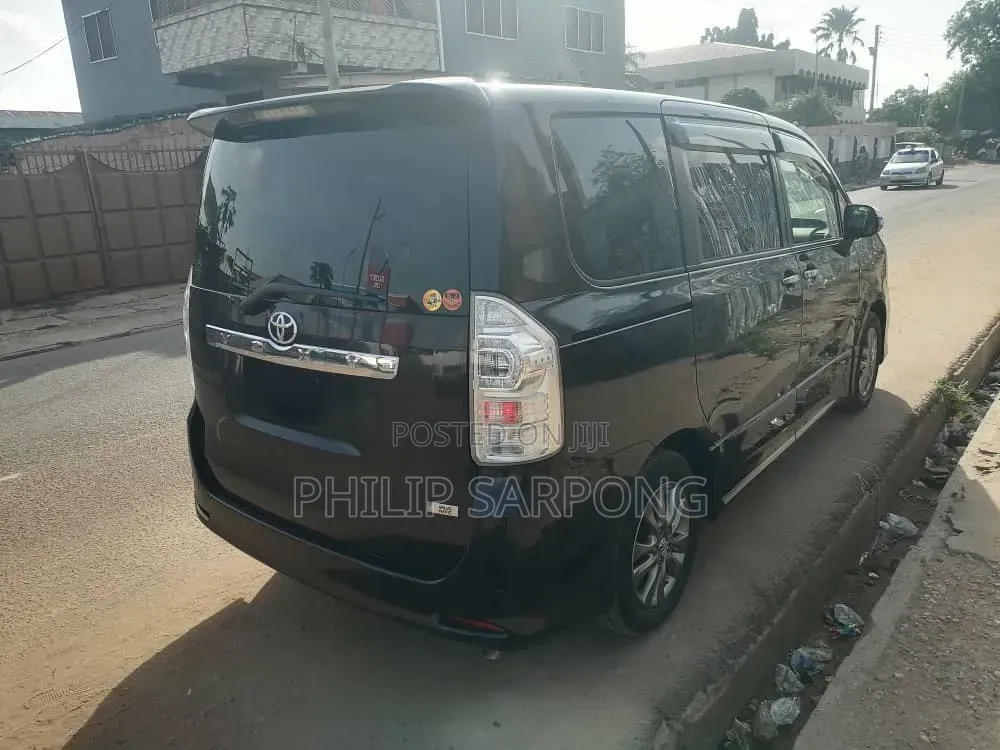 Toyota Voxy 2013 Black