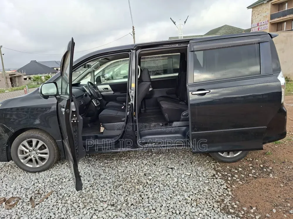 Toyota Voxy 2013 Black