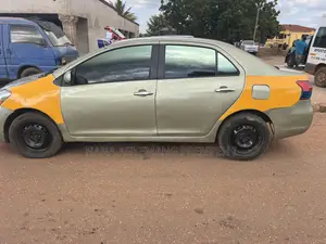 Toyota Yaris Base Sedan 4dr 2010 Beige