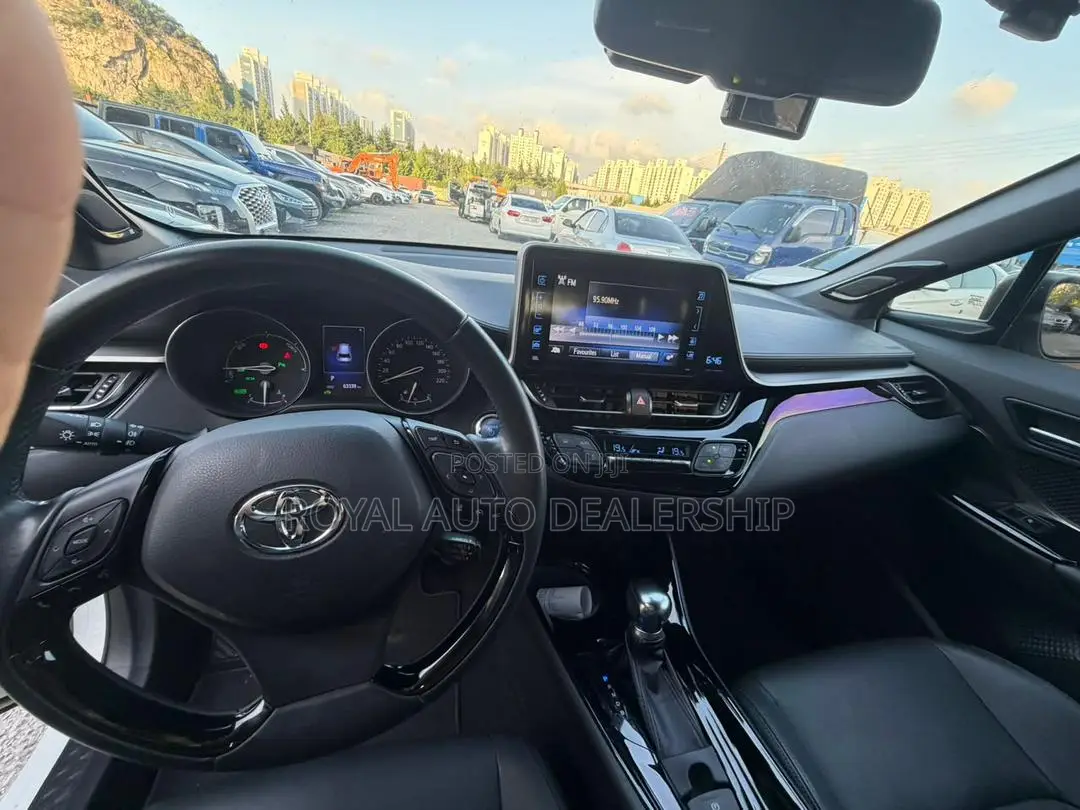 Toyota C-HR XLE FWD 2019 White