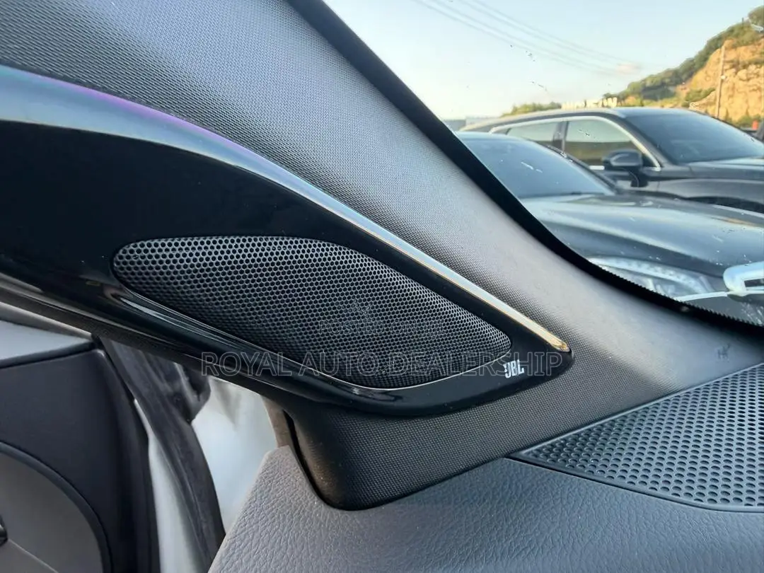Toyota C-HR XLE FWD 2019 White