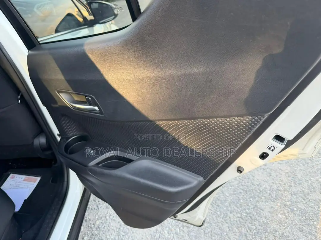Toyota C-HR XLE FWD 2019 White