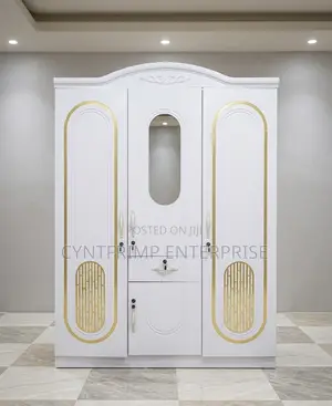 Modern 3-Door Wardrobe With Mirror