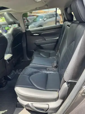 Toyota Highlander XLE 2022 Gray