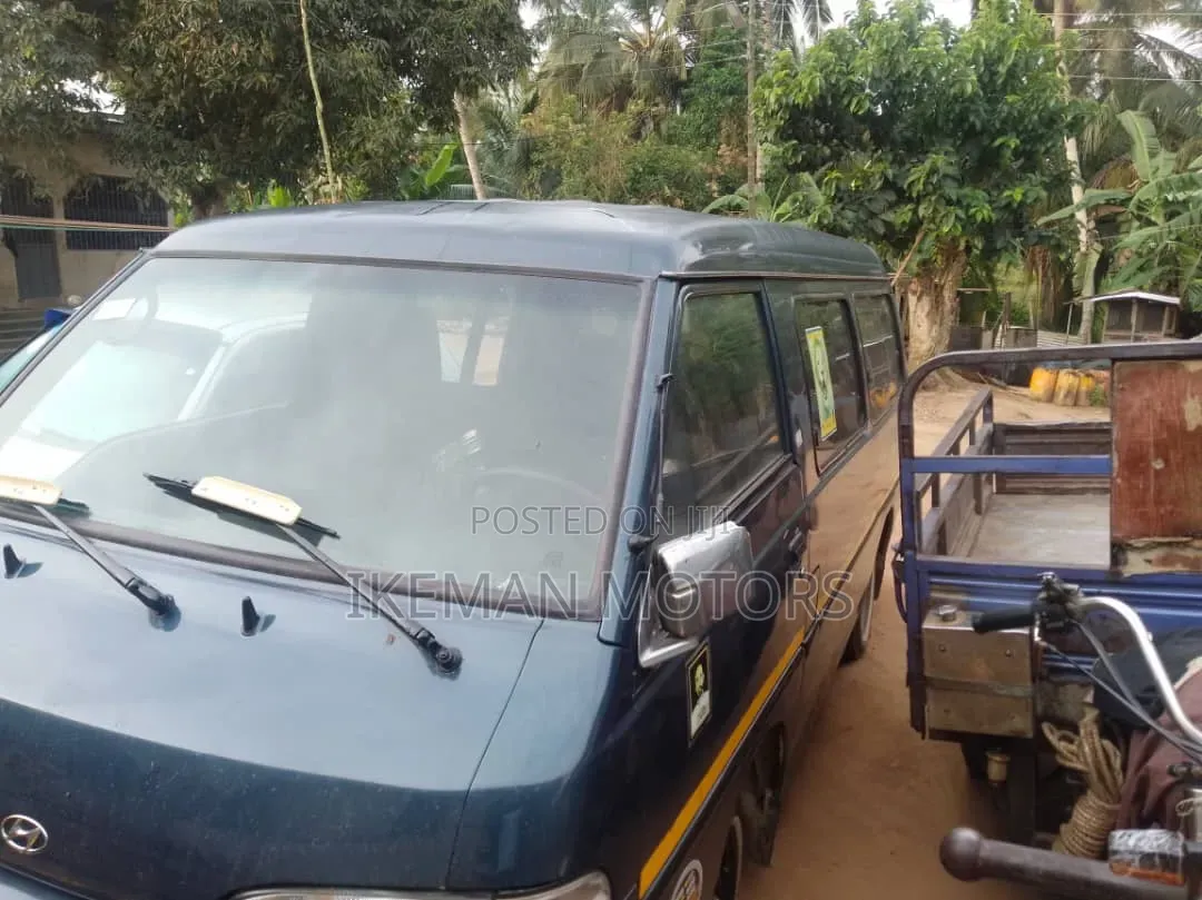 Hyundai H-100 2004 Blue