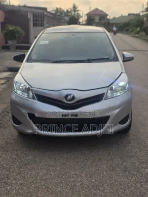 Toyota Vitz 2012 Silver