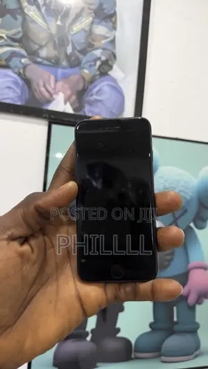 Apple iPhone SE (2020) 64 GB Black