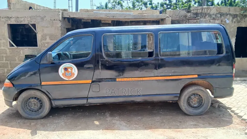 Toyota HiAce 2004 Black